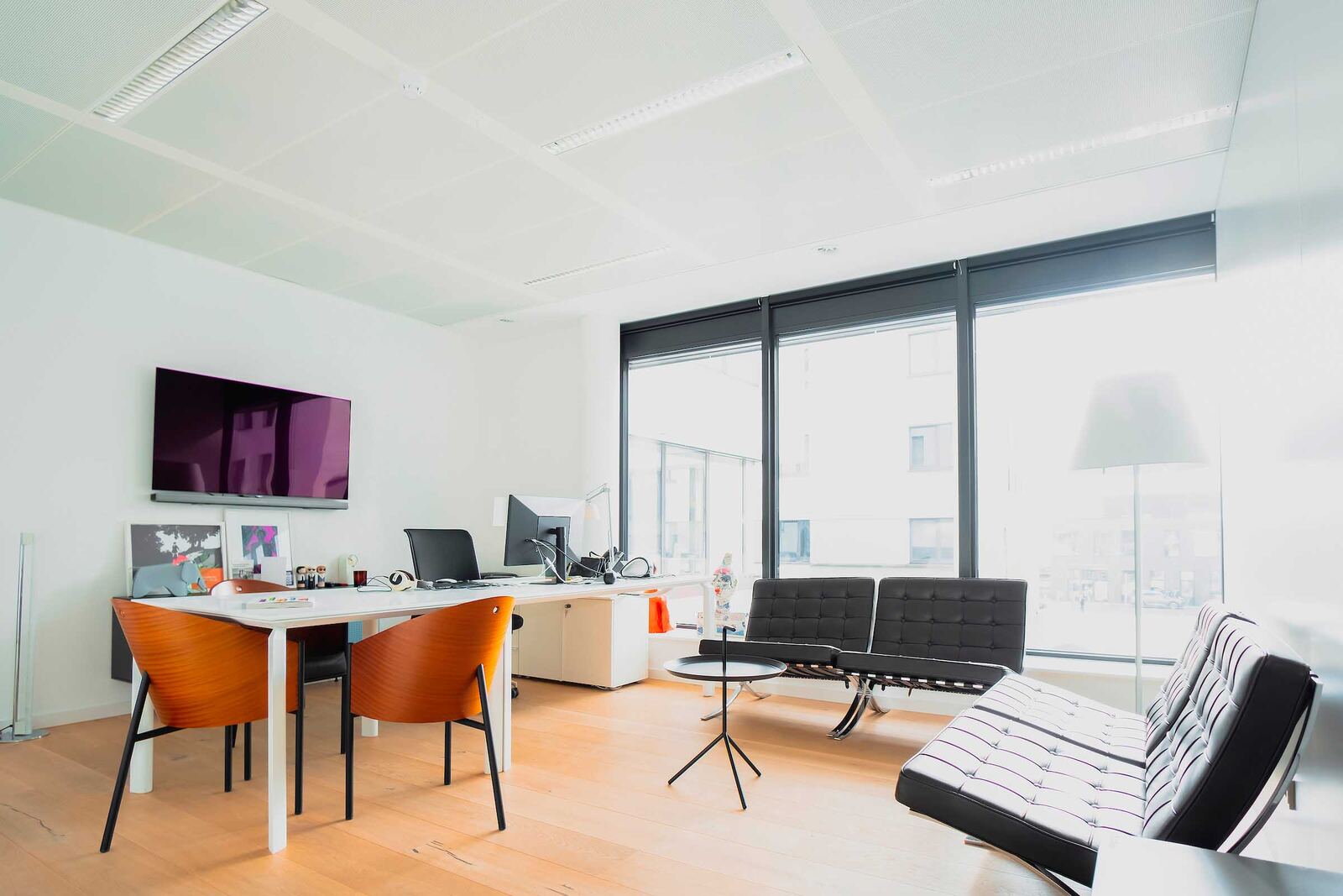 Bureau de direction et coin salon