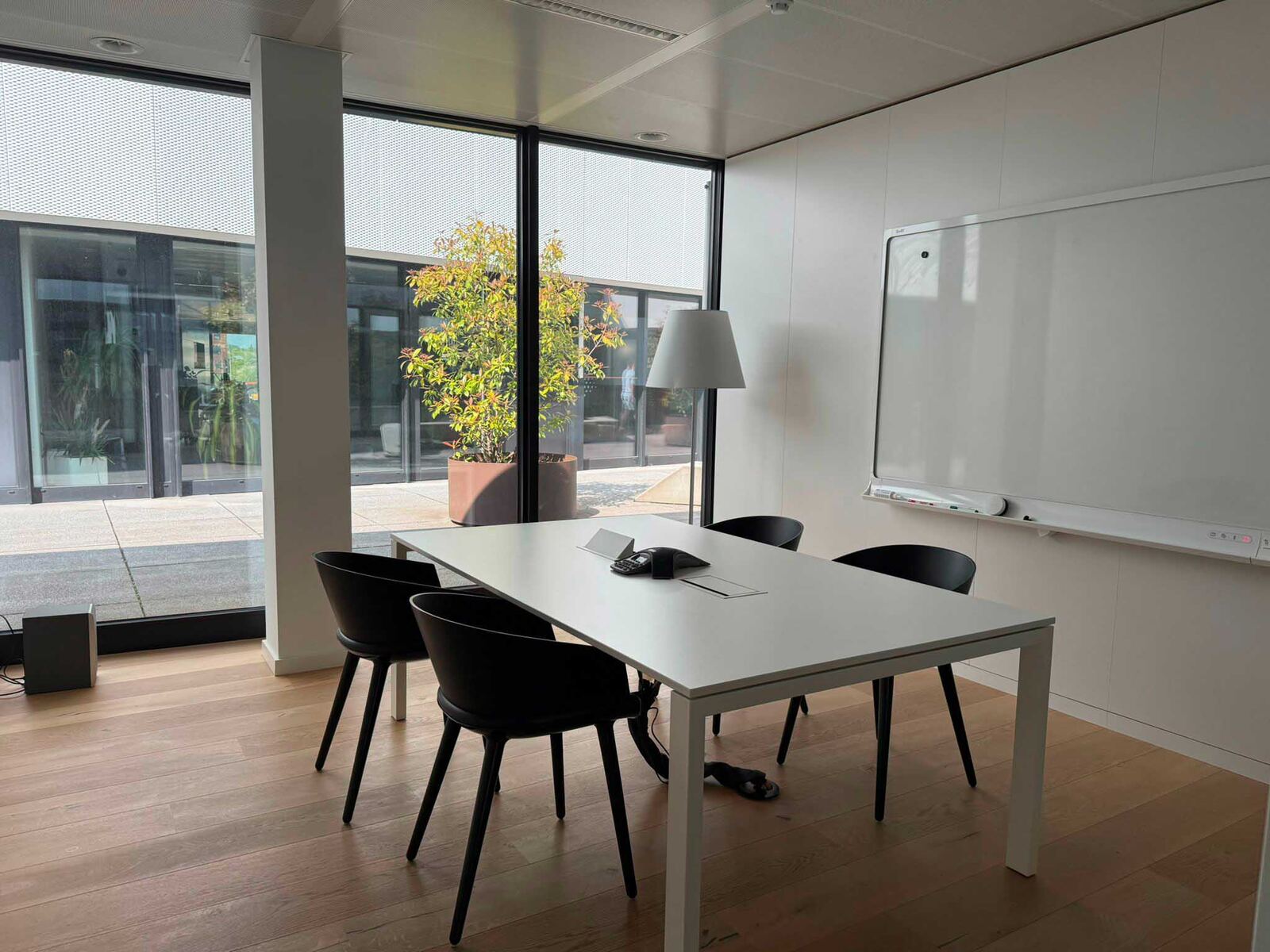 Salle de réunion meublée